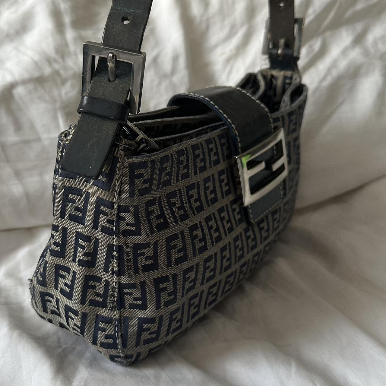ššPreowned NAVY FENDI BAGUETTEšš