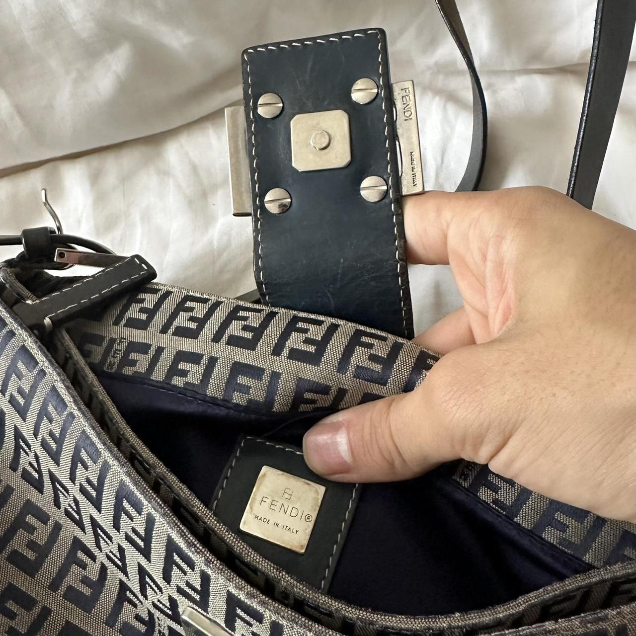 ššPreowned NAVY FENDI BAGUETTEšš