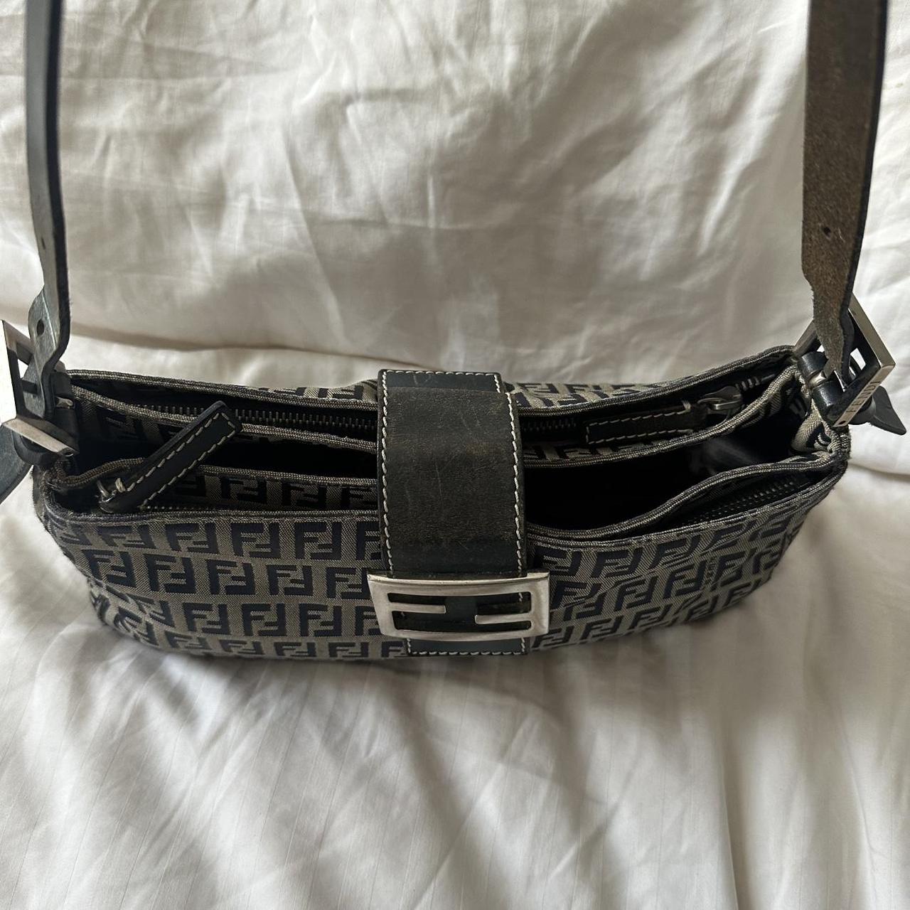 ššPreowned NAVY FENDI BAGUETTEšš